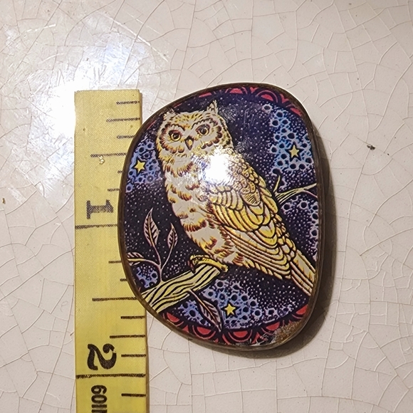 Handmade decoupage owl resin brooch - Picture 5 of 6